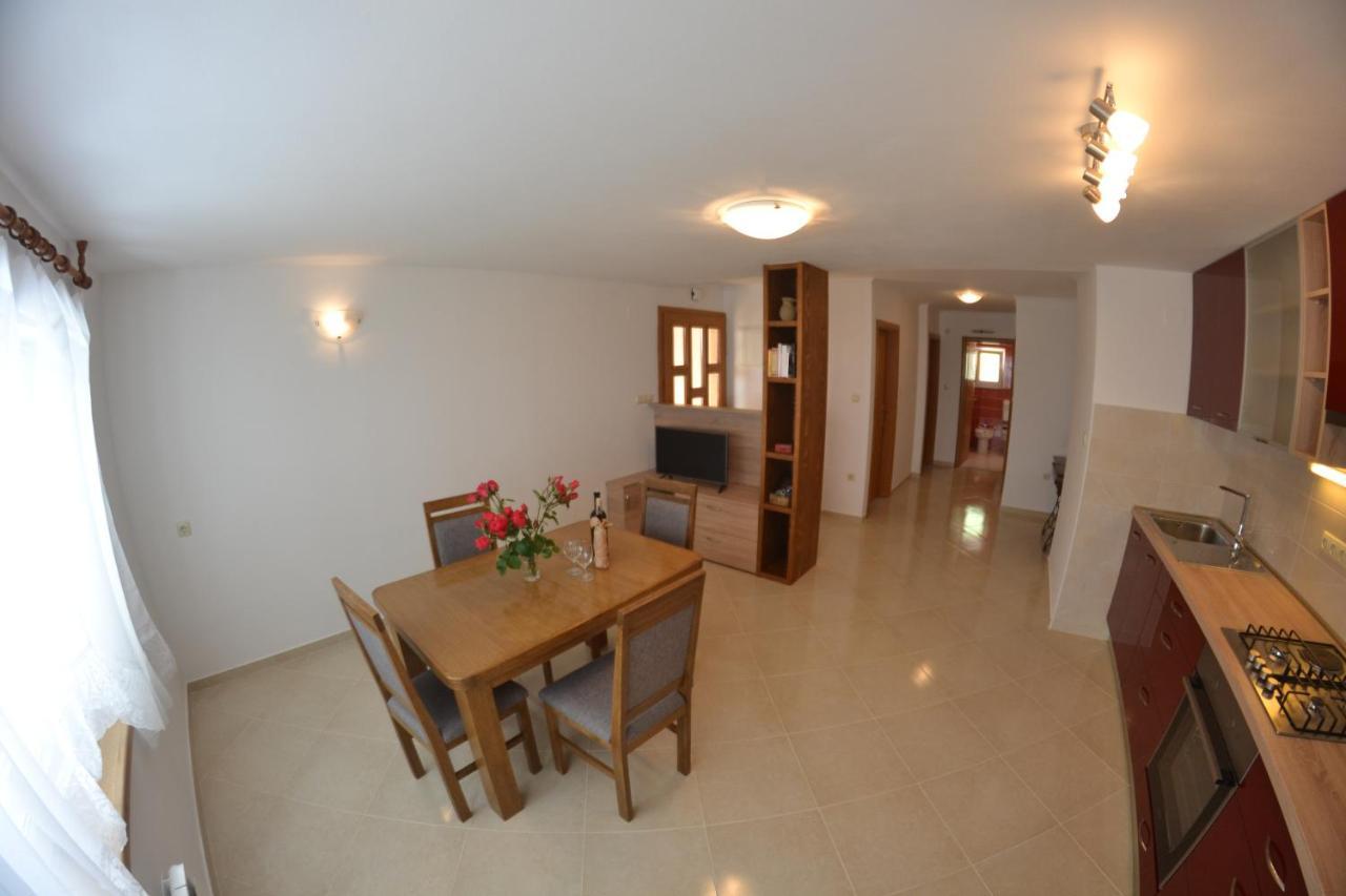 Ribaricevi Dvori Banjol Exterior foto